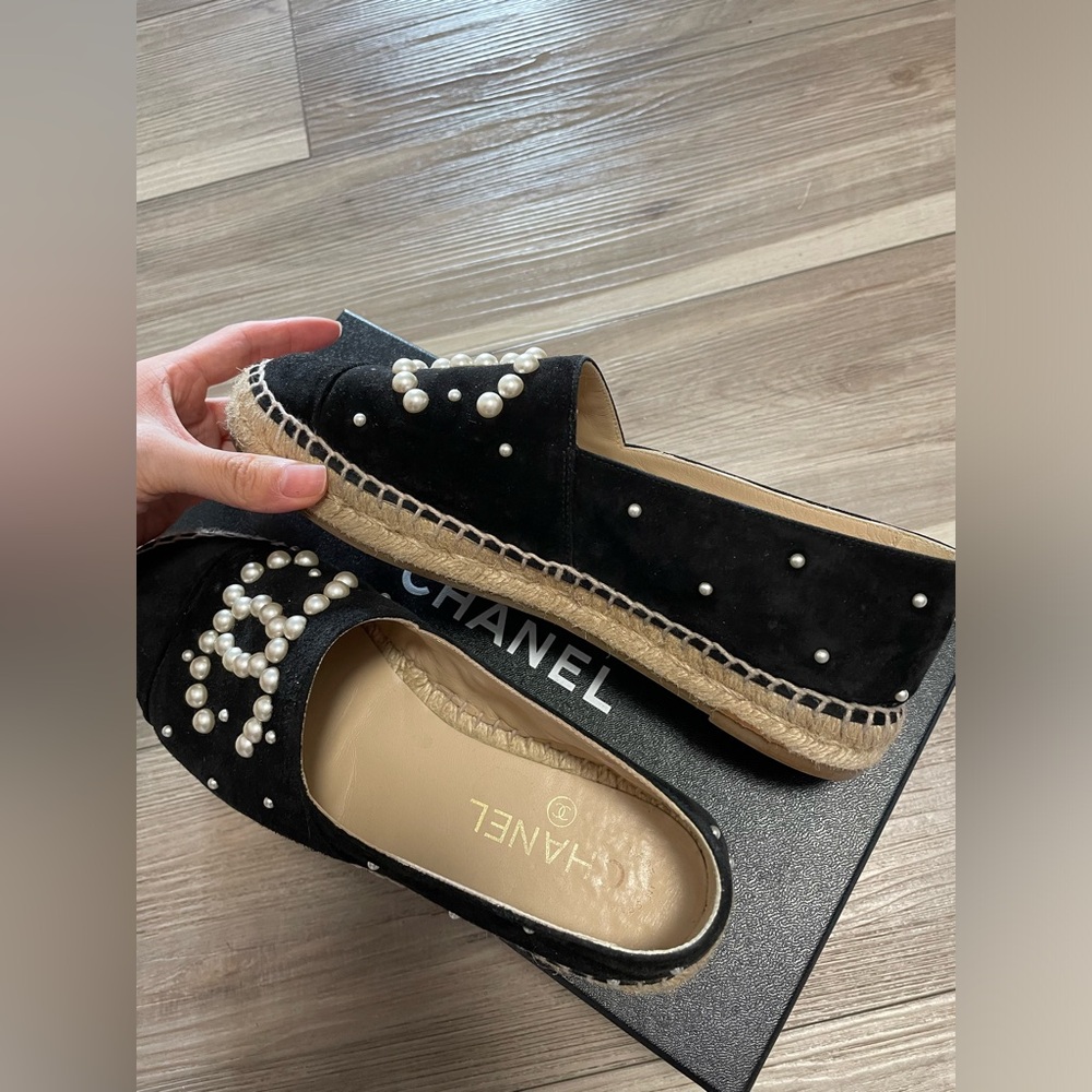 Chanel Espadrilles
Black suede& pearl - Picture 8 of 10